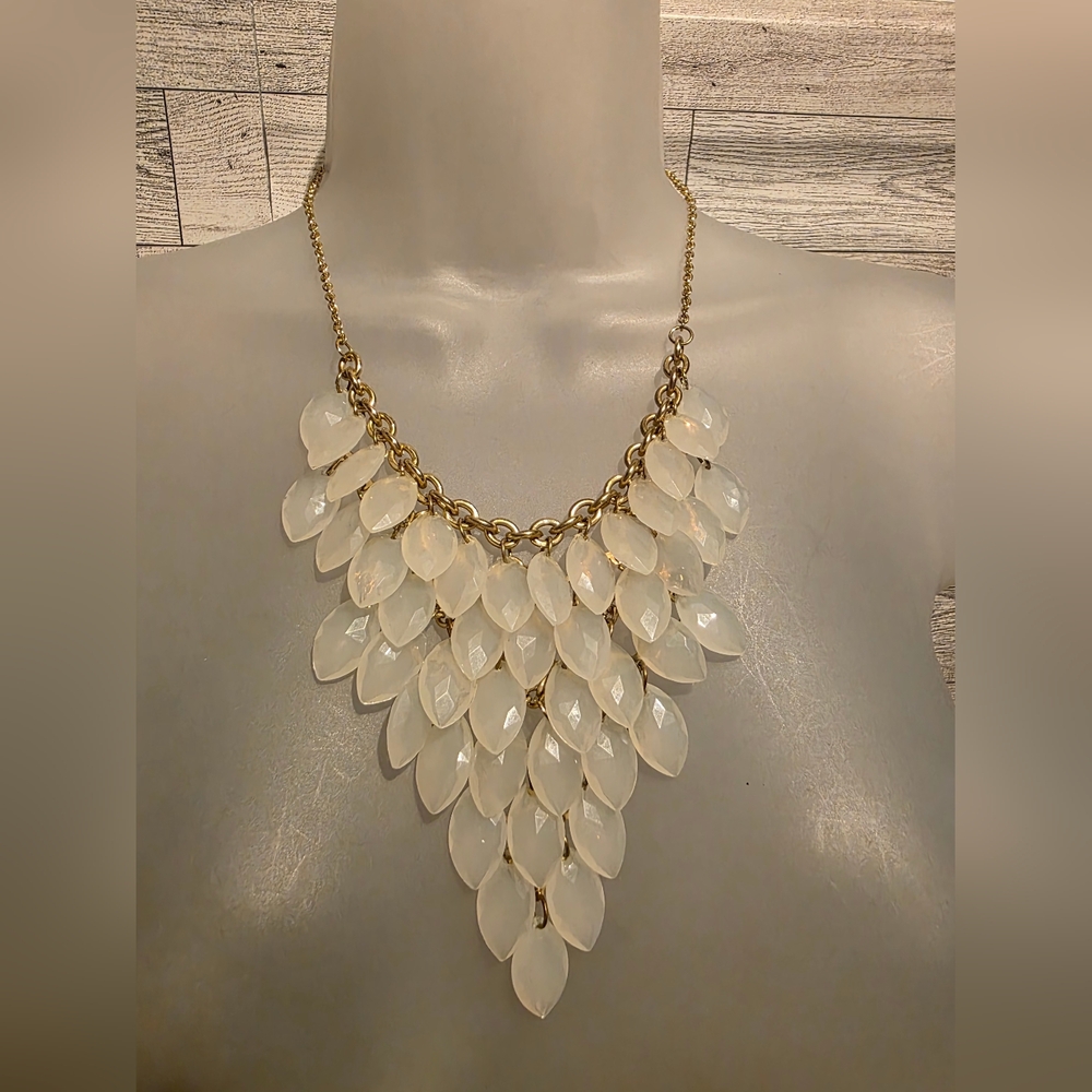 Elegant Gold and Cream Necklace